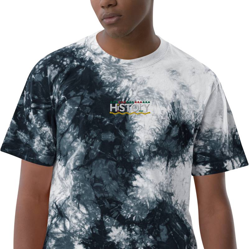 Geschichte Besticktes Tie-Dye T-Shirt | Erwachsene Unisex Oversized Schwarze History Koordinaten Sitcom Inspiriert Motivierende Inspirierende von SoleilAF