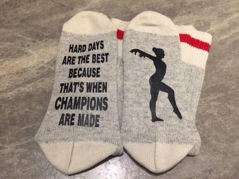 Harte Tage Sind Die Besten, Weil Dann Meister Gemacht Werden ... Turnerin | Wortsocken - Lustige Socken Neuheitssocken von SolelySocks