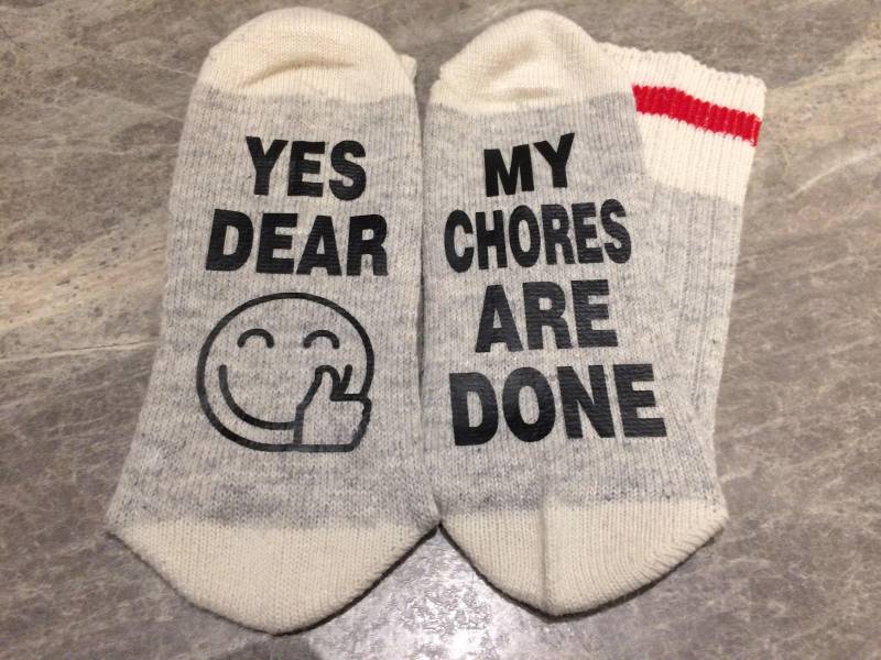 Ja Liebe/Frau/Mama/Vater ... Meine Hausarbeit Sind Erledigt | Wort Socken - Lustige Neuheit Socken von SolelySocks