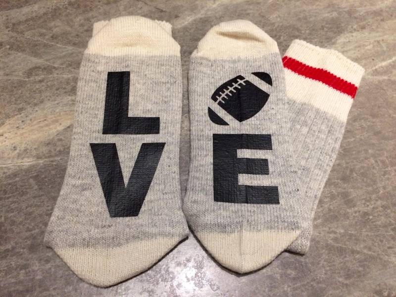 L O V E | Wort-Socken - Lustige Socken Neuheit-Socken Für Sportfans von SolelySocks