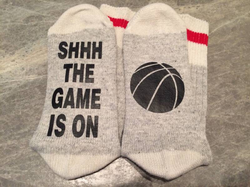 Pssst The Game Is On .... | Basketball Oder Basketballnetz Silhouette | Wortsocken - Lustige Socken Neuheit Socken von SolelySocks