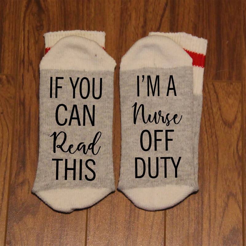 Wenn Sie Das Lesen Können ... Ich Bin Eine Krankenschwester Off Duty | Wort Socken - Lustige Neuheit Socken von SolelySocks
