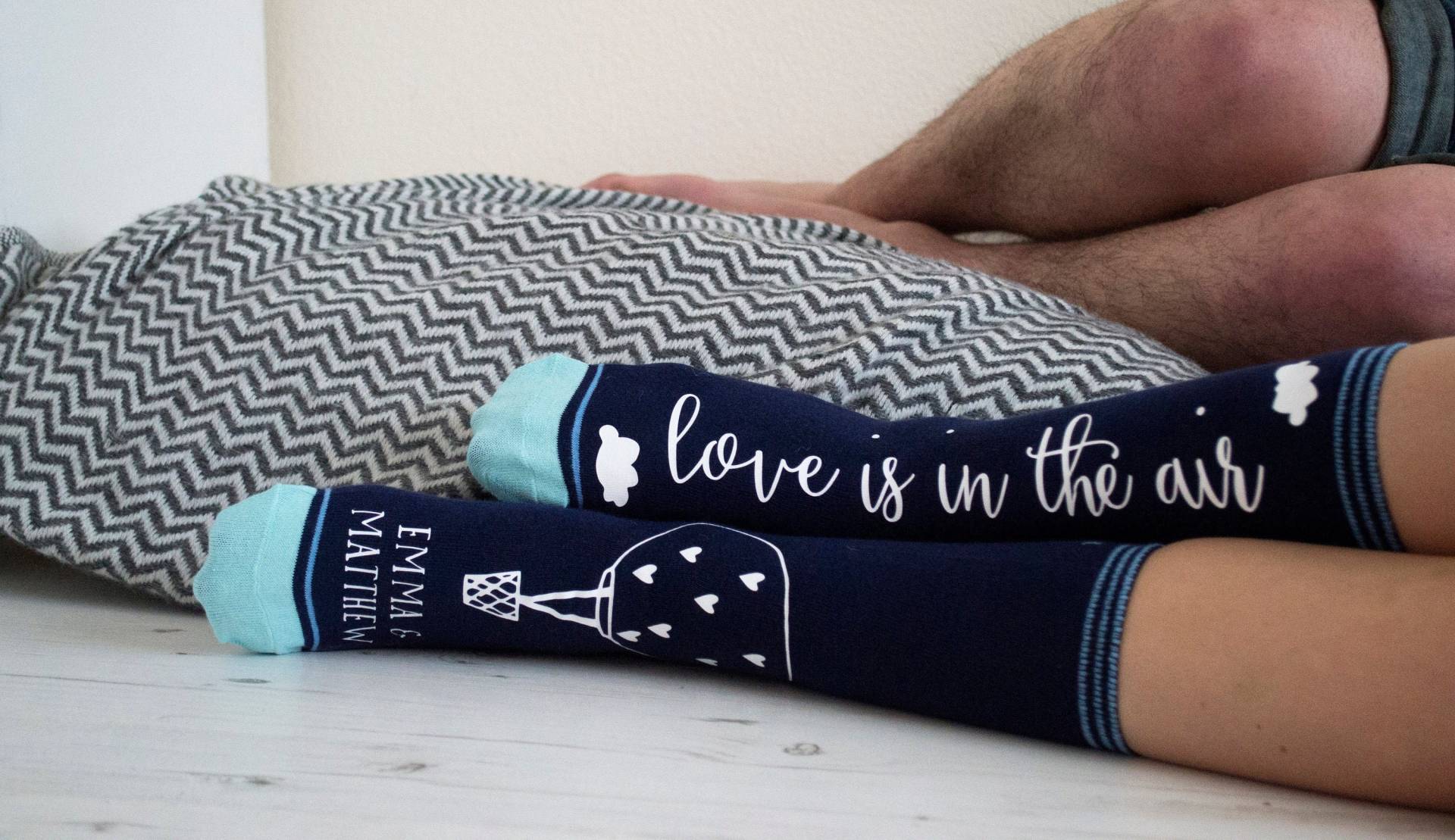 Liebe Liegt in Der Luft Personalisierte Luxussocken | Heißluftballon-Socken Paar Geschenke Valentinstag Jubiläumssocken Geschenke Für Sie von Solesmith