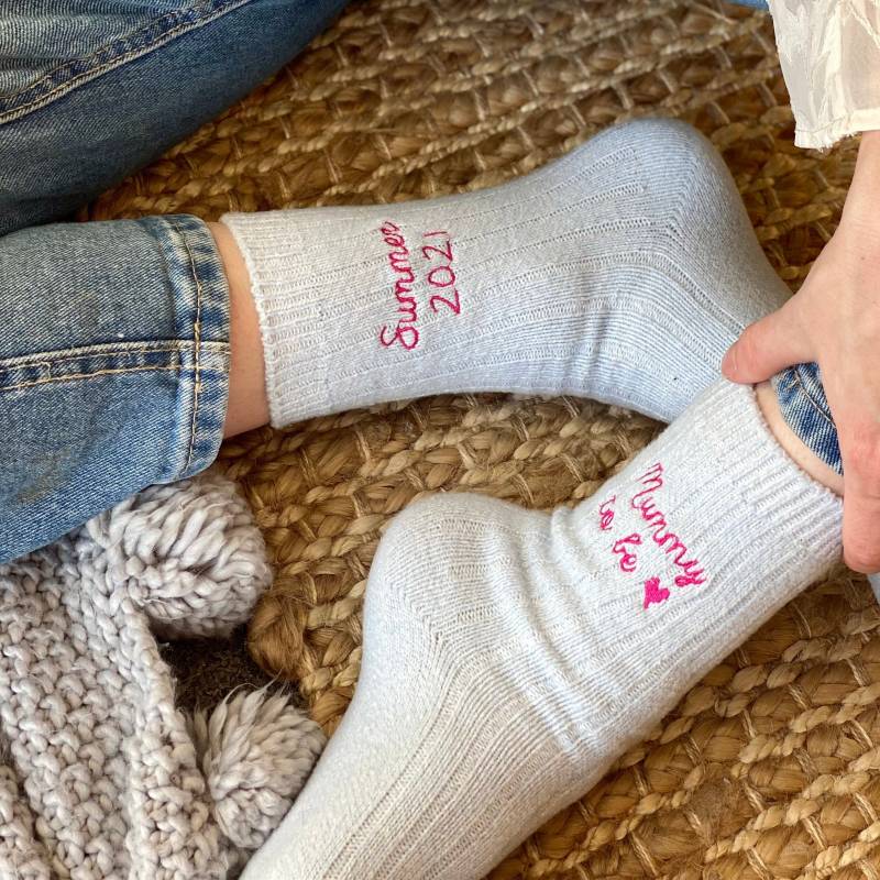 Mummy To Be Snug Socken | Neue Mutter Geschenke Schwangerschaftsmitteilung Idee Babygeschenke Unvergessliche Erinnerungssocken von Solesmith