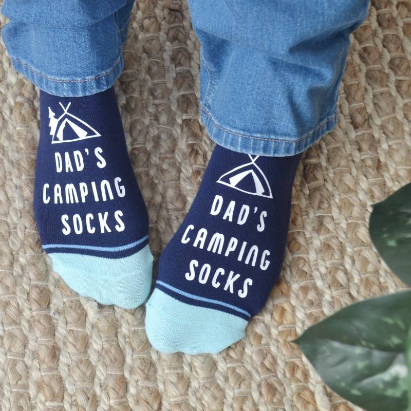Personalisierte Camping Socken | Geschenke Für Papa Vatertag Camper Wohnwagen Staykation von Solesmith