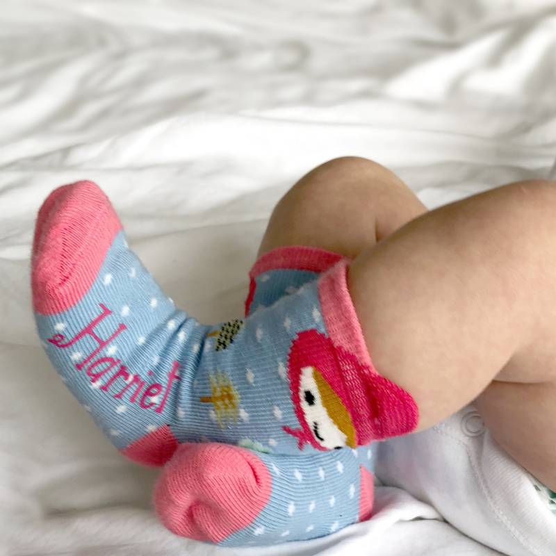Personalisierte Rotkäppchen Babysocken von Solesmith