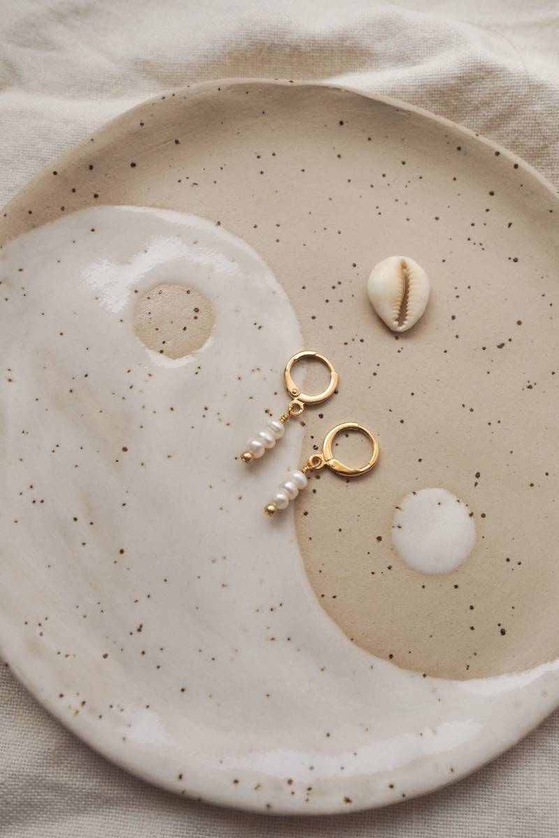 Mini Hoops "Malibu"/Gold Filled Huggies Hoop Earrings With White Freshwater Pearls Creolen Mit Süßwasserperlen Mini Hoops "Malibu"/Gold Filled Huggies Hoop Earrings With White Freshwater Pearls Creolen Mit Süßwasserperlen von Solilunastore