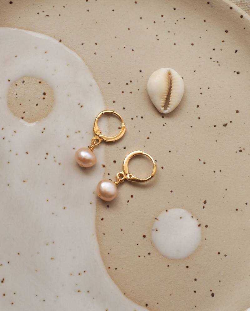 Mini Hoops "Peachy Drop"/Gold Filled Hoop/Huggies Earrings With Peach Coloured Freshwater Pearls // Creolen Süßwasserperlen von Solilunastore