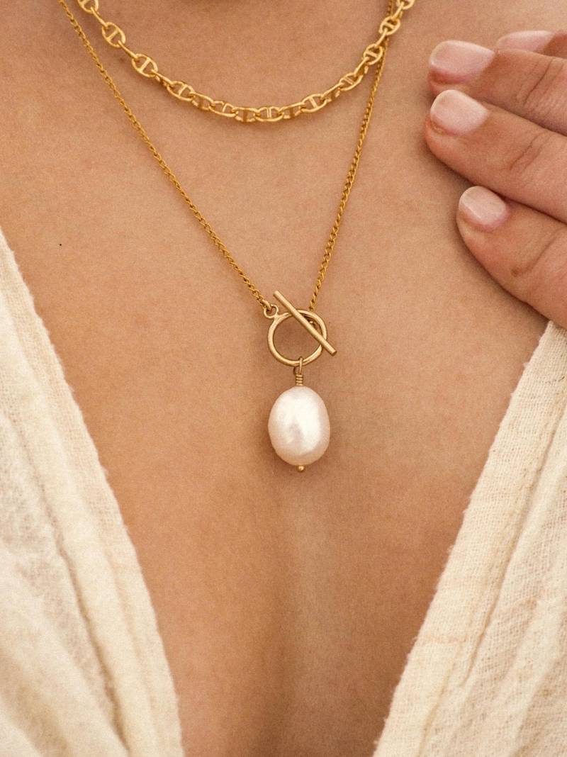 Necklace "Salento" Gold Filled Necklace With Toggle Clasp & Chunky Freshwater Pearl Halskette Mit Knebelverschluss Und Süßwasserperle Necklace "Salento" Gold Filled Necklace With Toggle Clasp & Chunky Freshwater Pearl Halskette Mit Knebelverschluss Und Süßwasserperle von Solilunastore