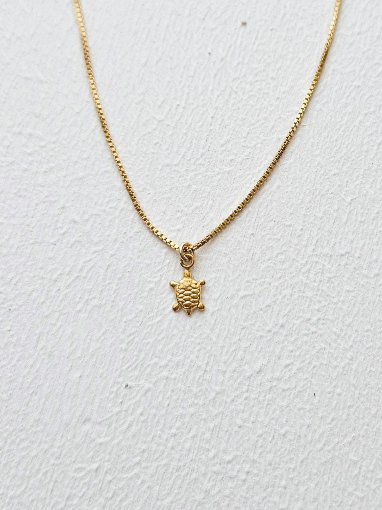 Necklace "Turtle" Gold Filled Box Chain Necklace With Small Turtle Charm Halskette Mit Kleiner Schildkröte Necklace "Turtle" Gold Filled Box Chain Necklace With Small Turtle Charm Halskette Mit Kleiner Schildkröte von Solilunastore