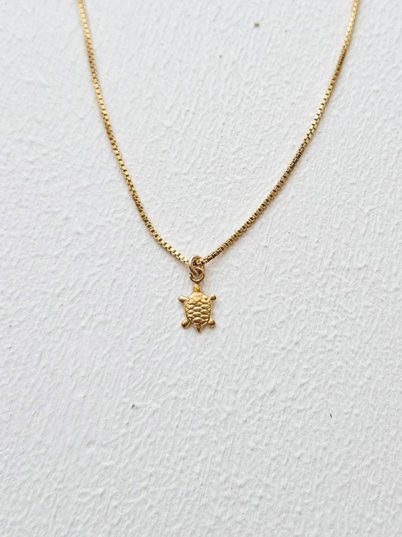 Necklace "Turtle" Gold Filled Box Chain Necklace With Small Turtle Charm Halskette Mit Kleiner Schildkröte Necklace "Turtle" Gold Filled Box Chain Necklace With Small Turtle Charm Halskette Mit Kleiner Schildkröte von Solilunastore