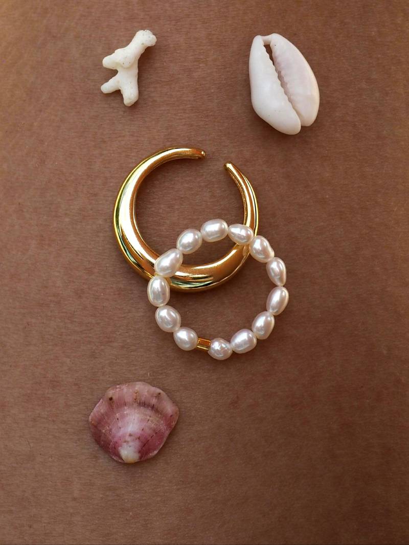 Ring "Sunrays" // White Freshwater Rice Pearls & Gold Filled Bead, Mit Süßwasserperlen von Solilunastore