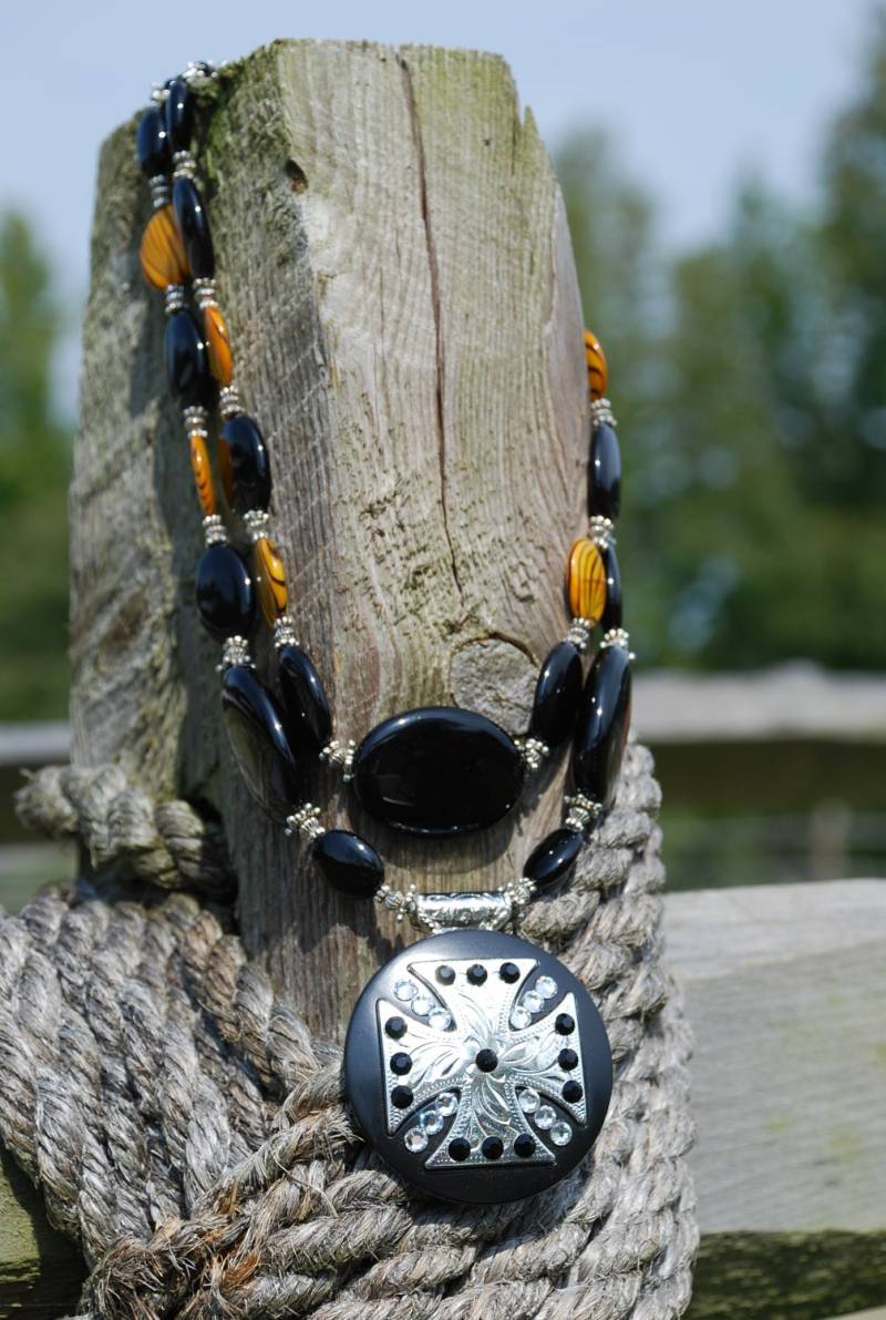 Westliche Christian Cowgirl Handgefertigte Artisan Malteser Kreuz Halskette von SolisOccasusBling