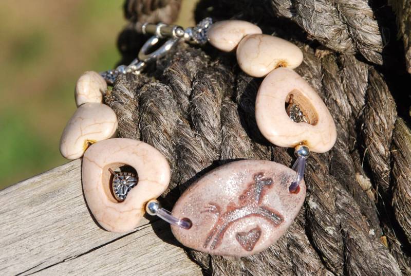 Westlichen Rodeo Cowgirl Handgefertigte Artisan Clay Anhänger Armband von SolisOccasusBling