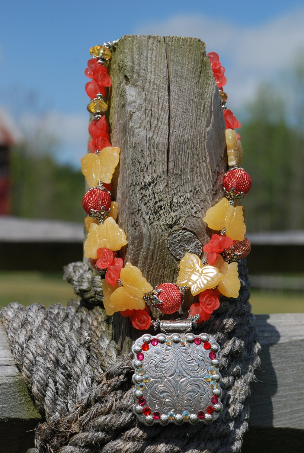 Westlichen Rodeo Cowgirl Handgefertigte Artisan Klobige Jade Schmetterling Collier Westlichen Rodeo Cowgirl Handgefertigte Artisan Klobige Jade Schmetterling Collier von SolisOccasusBling