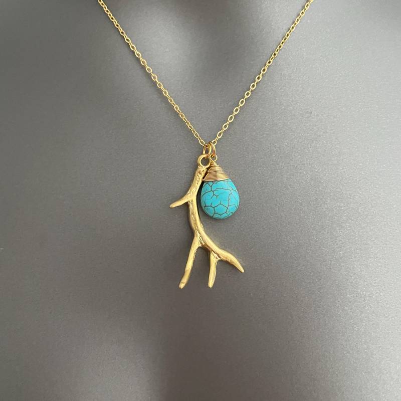 Antler Spirit Halskette - Vergoldeter Geweihanhänger Mit Türkisstein | Rustikaler Boho Schmuck Von Der Natur Inspiriertes Geschenk Für Sie von Solistar