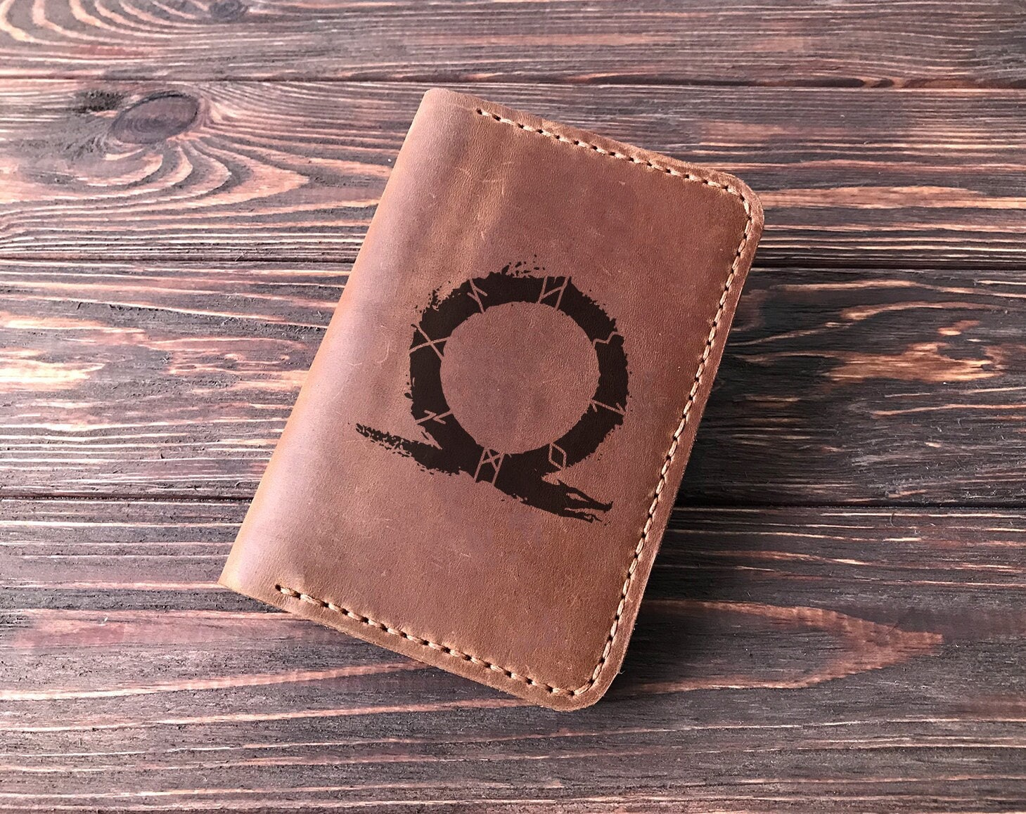 Weihnachtsgeschenk Für Gamer God Of War Passport Portemonnaie Cover Leder Holder Personalisiertes Geschenk Ihn Geek Männer S9 von SolitaryDeer