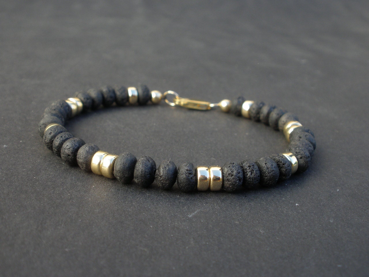 Schwarz Und Gold Schmuck, Schwarze Lava Rondelle 6 Mm, 14Kt Gelb Filled Armband, Armband Schwarz Und Gold Schmuck, Schwarze Lava Rondelle 6 Mm, 14Kt Gelb Filled Armband, Armband von SolitaryMountain