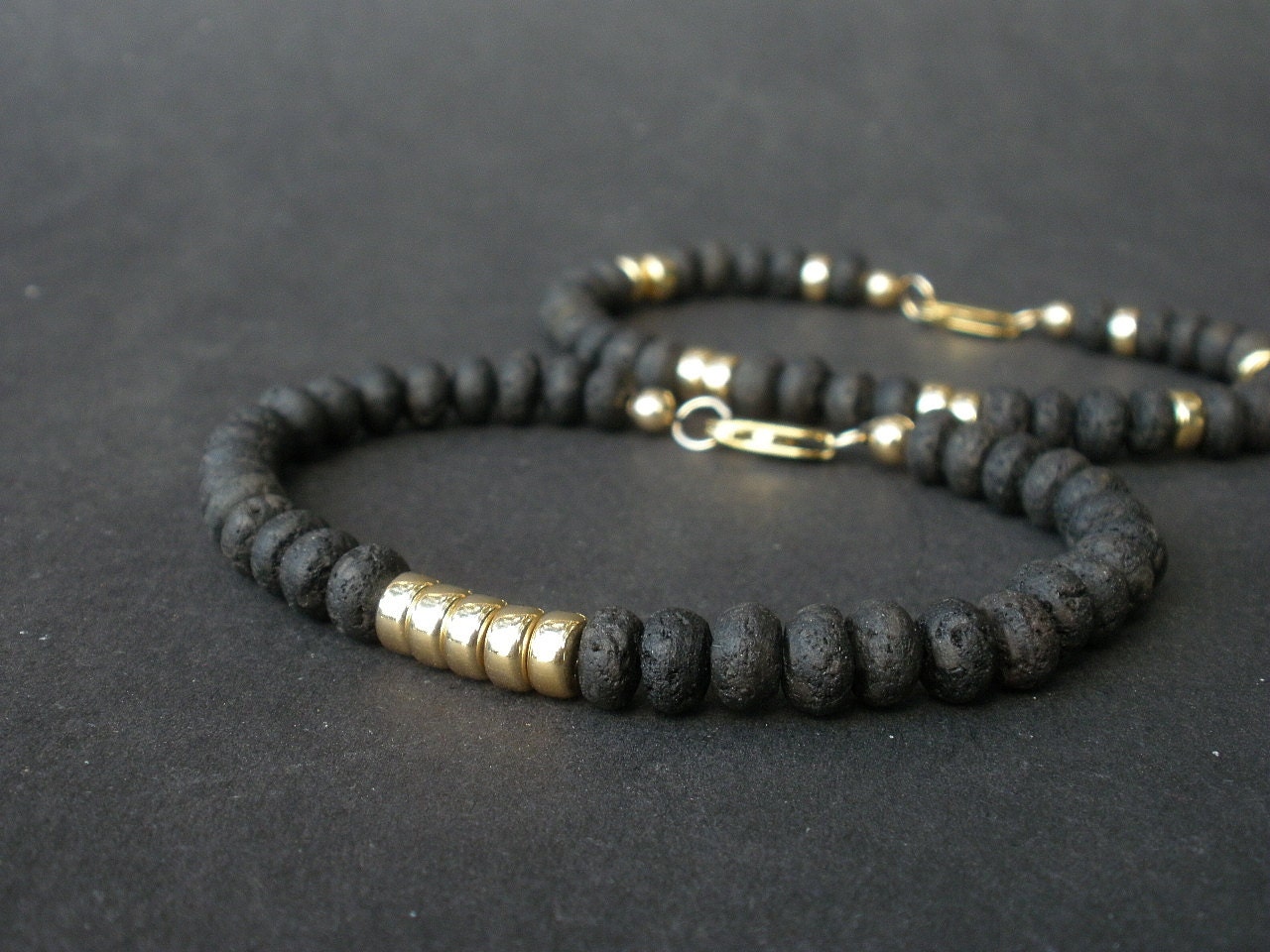 Schwarz Und Gold Schmuck, Schwarze Lava Rondelle 6 Mm, 14Kt Gelbgold Gefüllt Armband, Lanzarote Armband Schwarz Und Gold Schmuck, Schwarze Lava Rondelle 6 Mm, 14Kt Gelbgold Gefüllt Armband, Lanzarote Armband von SolitaryMountain