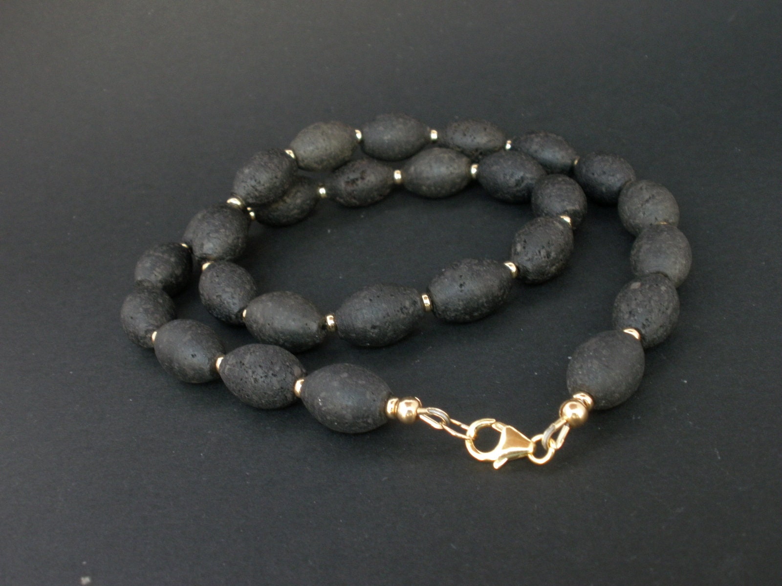 Schwarze Lava Barrel Form 14Kt Gold Filled Halskette, Schwarz Und Power Halskette Lavastein Schwarze Lava Barrel Form 14Kt Gold Filled Halskette, Schwarz Und Power Halskette Lavastein von SolitaryMountain