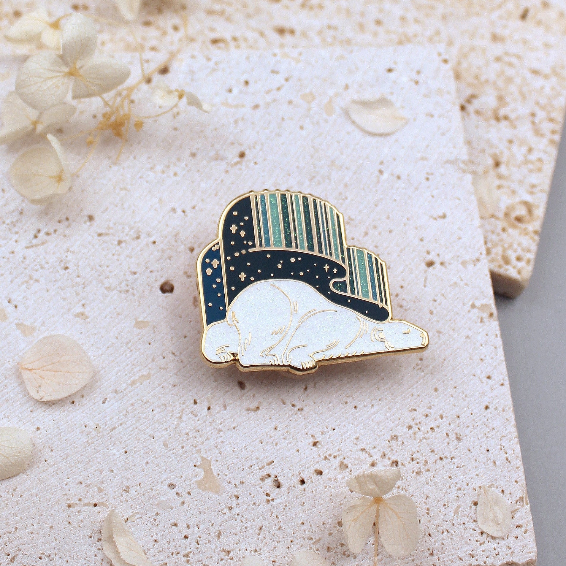 Beglimmerter Eisbär Emaille Pin Nordlicht Brosche Beglimmerter Eisbär Emaille Pin Nordlicht Brosche von SolnMarArt