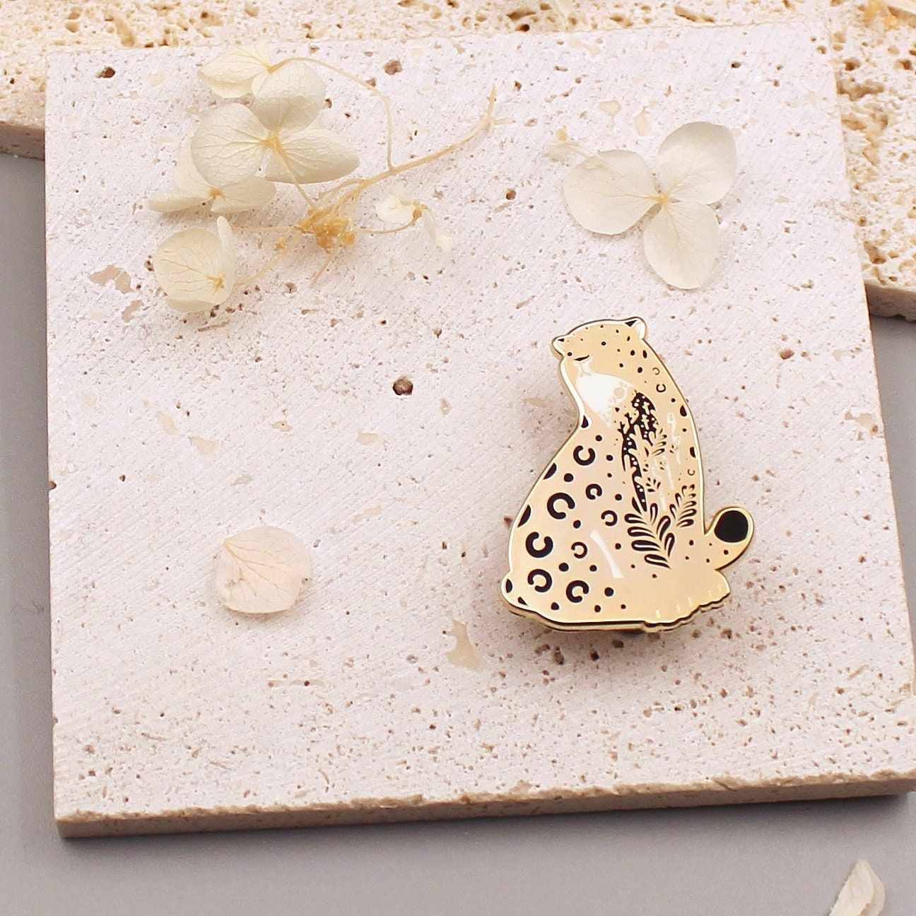 Amur Leopard Emaille Pin Vergoldeter Brosche Amur Leopard Emaille Pin Vergoldeter Brosche von SolnMarArt