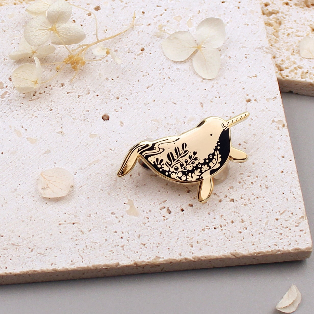 Narwal Emaille Pin Vergoldete Wal Brosche Narwal Emaille Pin Vergoldete Wal Brosche von SolnMarArt