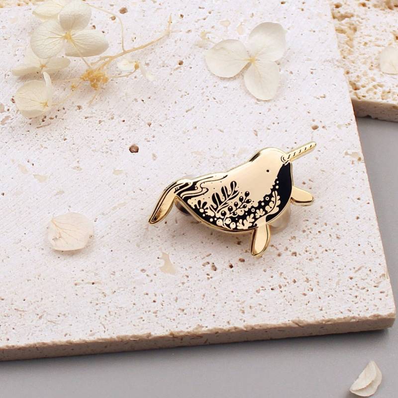 Narwal Emaille Pin, Vergoldete Wal Brosche Anstecknadel Narwal Emaille Pin, Vergoldete Wal Brosche Anstecknadel von SolnMarArt