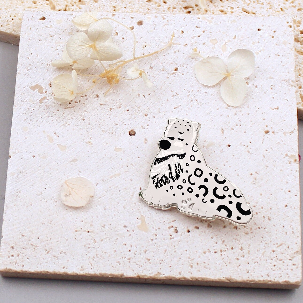 Schneeleopard Emaille Pin Brosche Vom Aussterben Bedrohte Tierart, Wwf Spende Schneeleopard Emaille Pin Brosche Vom Aussterben Bedrohte Tierart, Wwf Spende von SolnMarArt