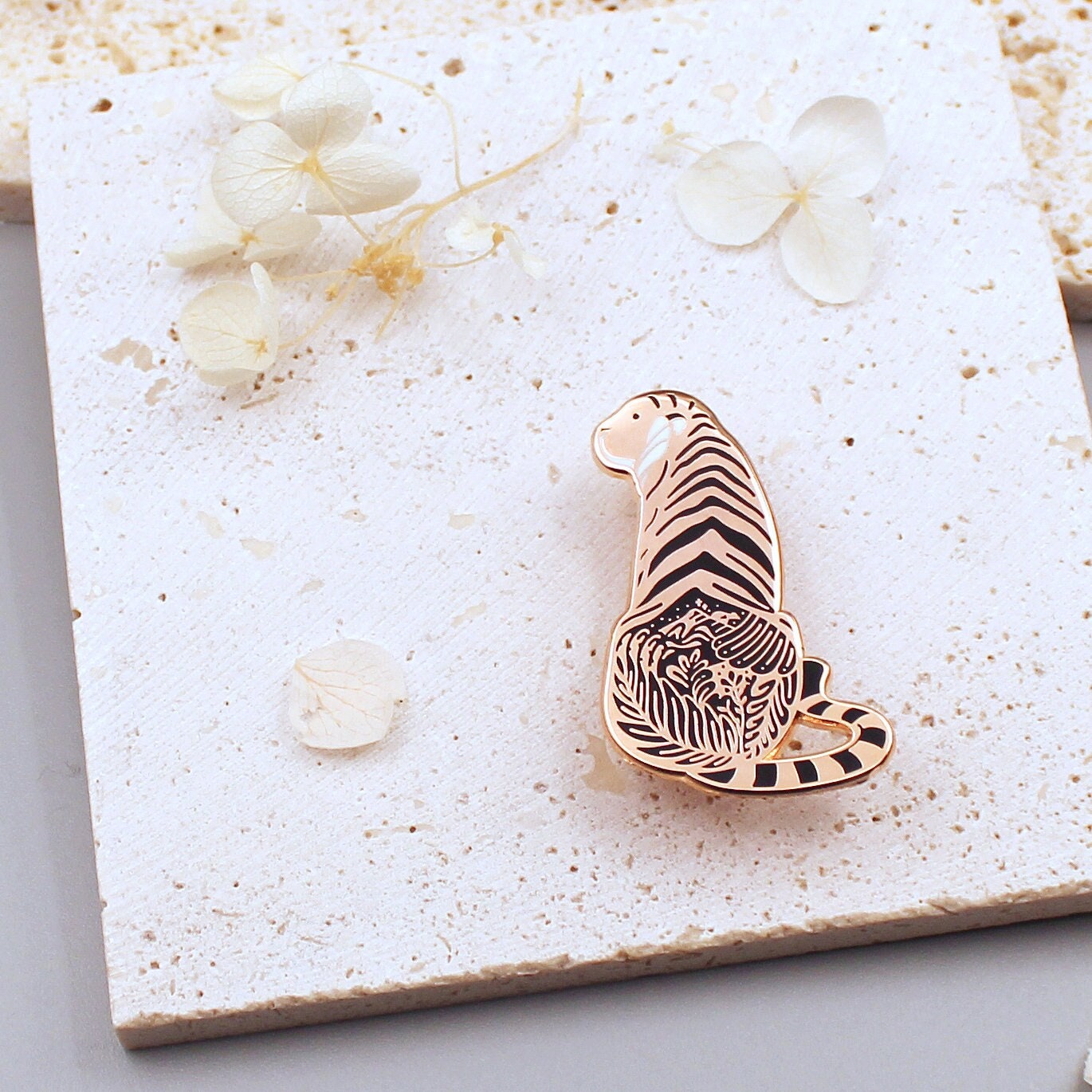 Tiger Emaille Anstecknadel, Rose-Gold Brosche Tiger Emaille Anstecknadel, Rose-Gold Brosche von SolnMarArt
