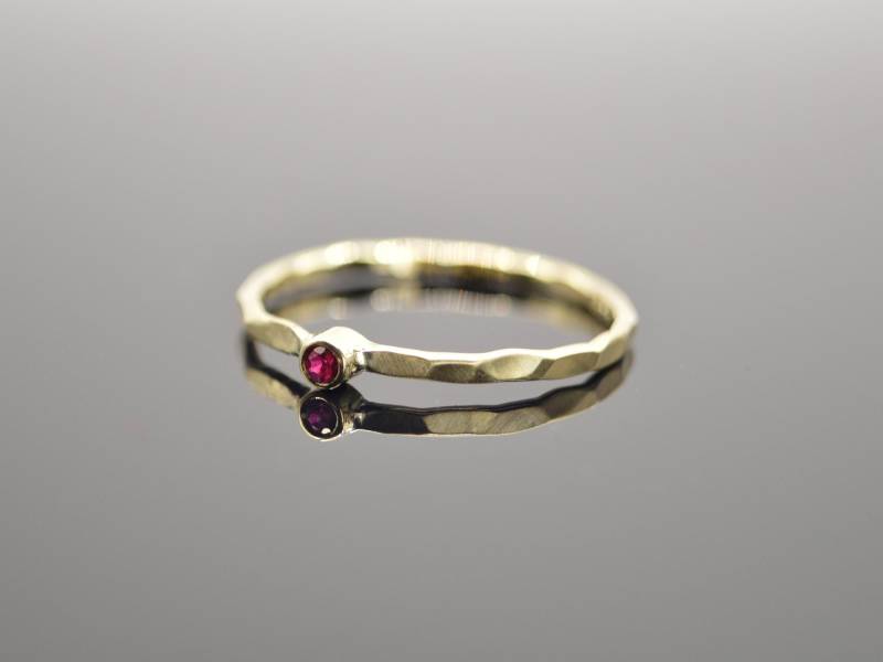 Feiner 585Er Goldring Gehämmert Mit Rubin "Rubi" von Solo1Unikatschmuck