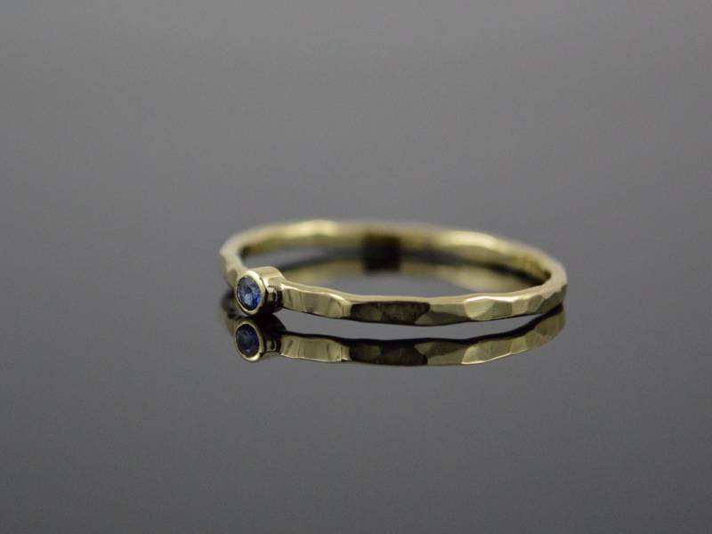 Feiner 585Er Goldring Gehämmert Mit Saphir "Saph" von Solo1Unikatschmuck