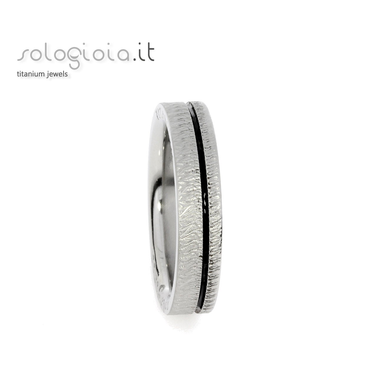 Bandring Aus Reintitan Eloxiert Mit Textur Auf Der Oberfläche Und Schwarz Emailliertem Kreis - Made in Italy Individueller Schmuck Faith Collection von Sologioia
