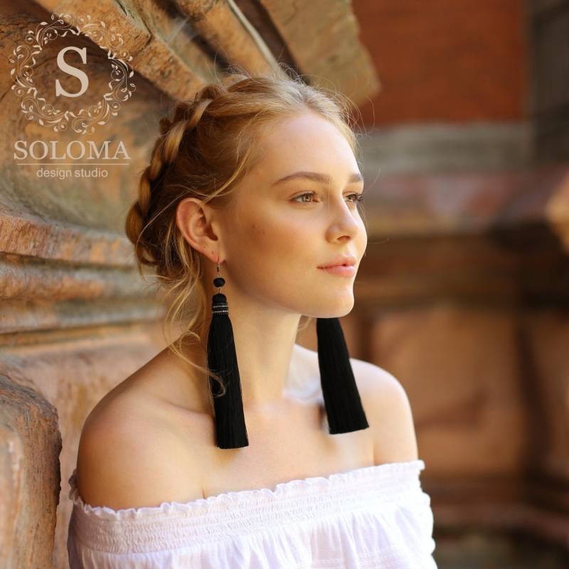 Große Schwarze Quastenohrringe, Lange Elegante Ohrringe, Schwarze Boho Hochzeitsohrringe Große Schwarze Quastenohrringe, Lange Elegante Ohrringe, Schwarze Boho Hochzeitsohrringe von SolomaDesignStudio