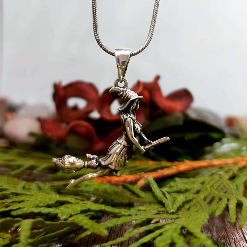 Fliegende Hexe Auf Besenstiel Anhänger - Niedliche Halskette, Feen-Inspirierter Witchy Schmuck von SolomiyaArtisan
