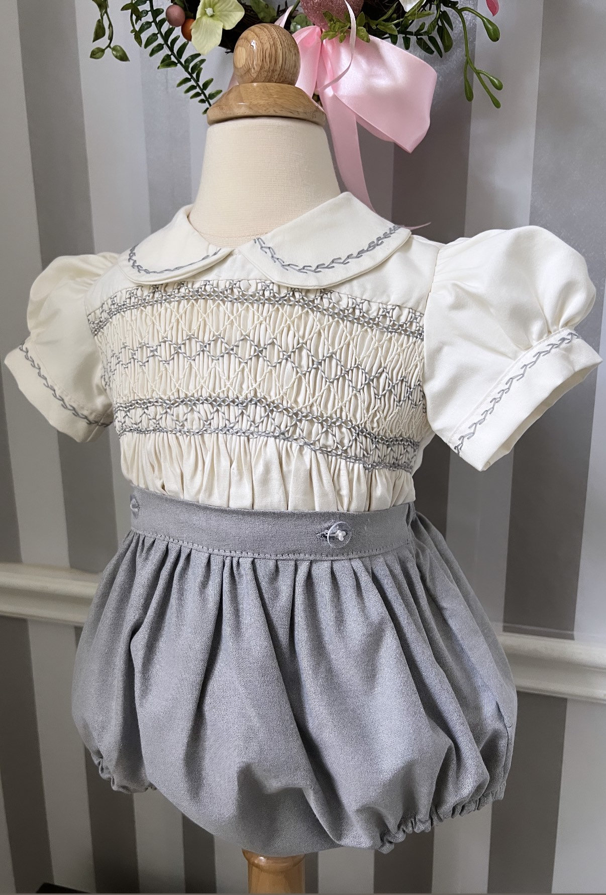 Besticktes Stickkleid - Bischofskleid - Smocked Strampler - Gestickter Body Besticktes Stickkleid - Bischofskleid - Smocked Strampler - Gestickter Body von SolusDesignsshop