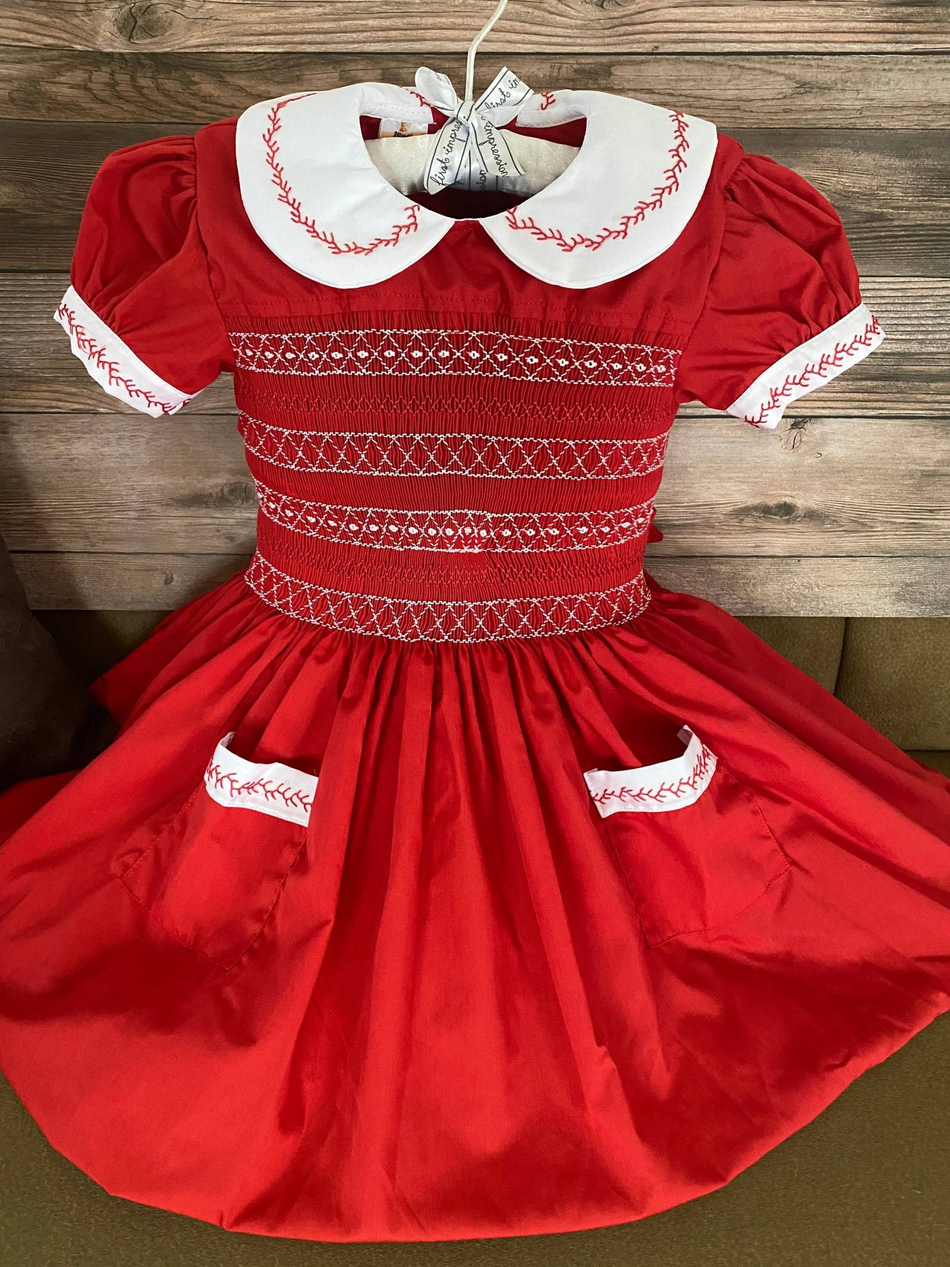 Gesmoktes Embroidery Kleid - Handgemachtes Gesmoktes Kleid Gesmoktes Embroidery Kleid - Handgemachtes Gesmoktes Kleid von SolusDesignsshop