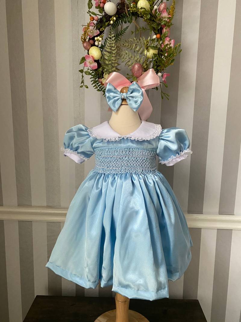 Gesmokt Stickerei Kleid - Bischof Abendkleid von SolusDesignsshop
