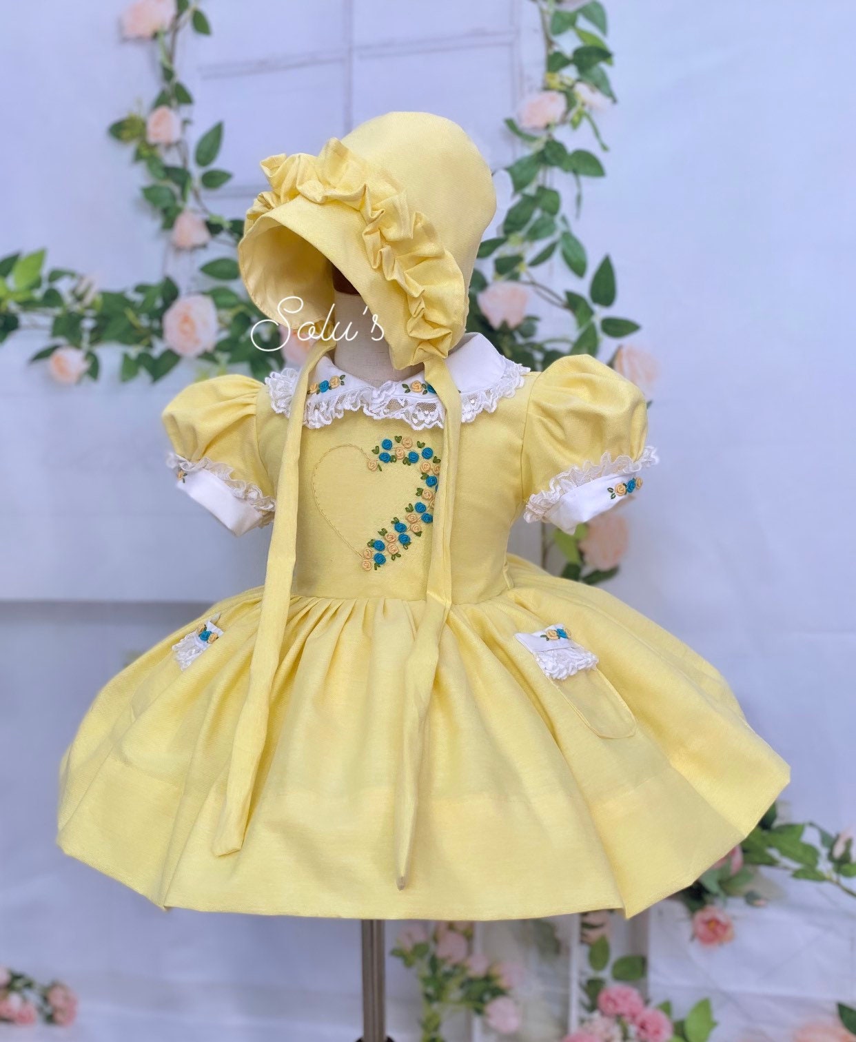 Gesmokt Stickerei Kleid - Bischof Abendkleid von SolusDesignsshop
