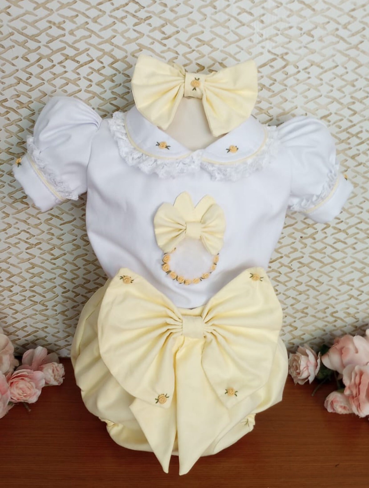 Gesmoktes Embroidery Kleid - Osterstrampler - Gesmokter Osterromper Gesmoktes Embroidery Kleid - Osterstrampler - Gesmokter Osterromper von SolusDesignsshop