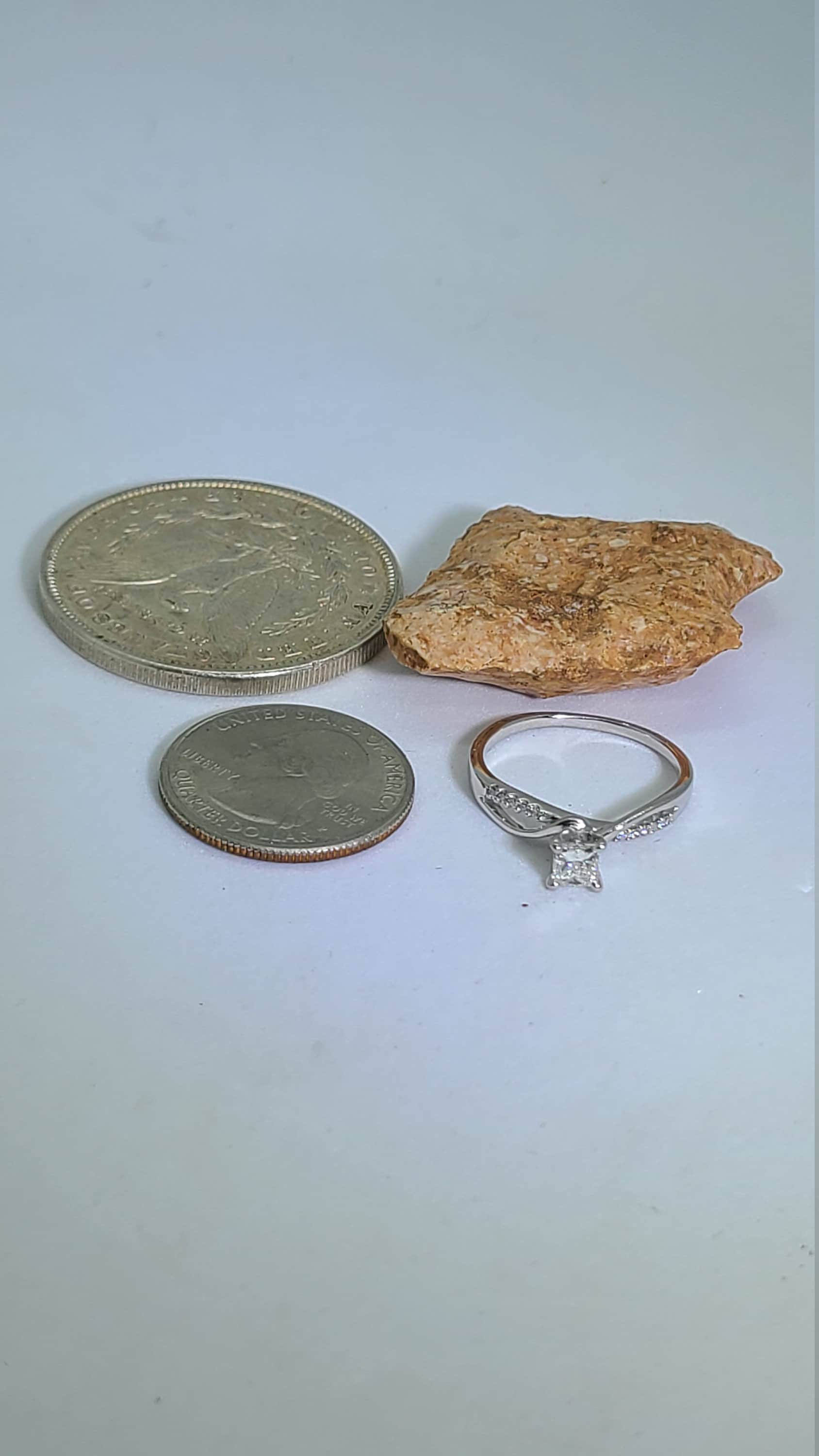 14K Weißgold Ca. .40 Ct Princess Cut Diamant Mitte Und Akzent Diamanten Verlobungsring von SolusMeijewelers