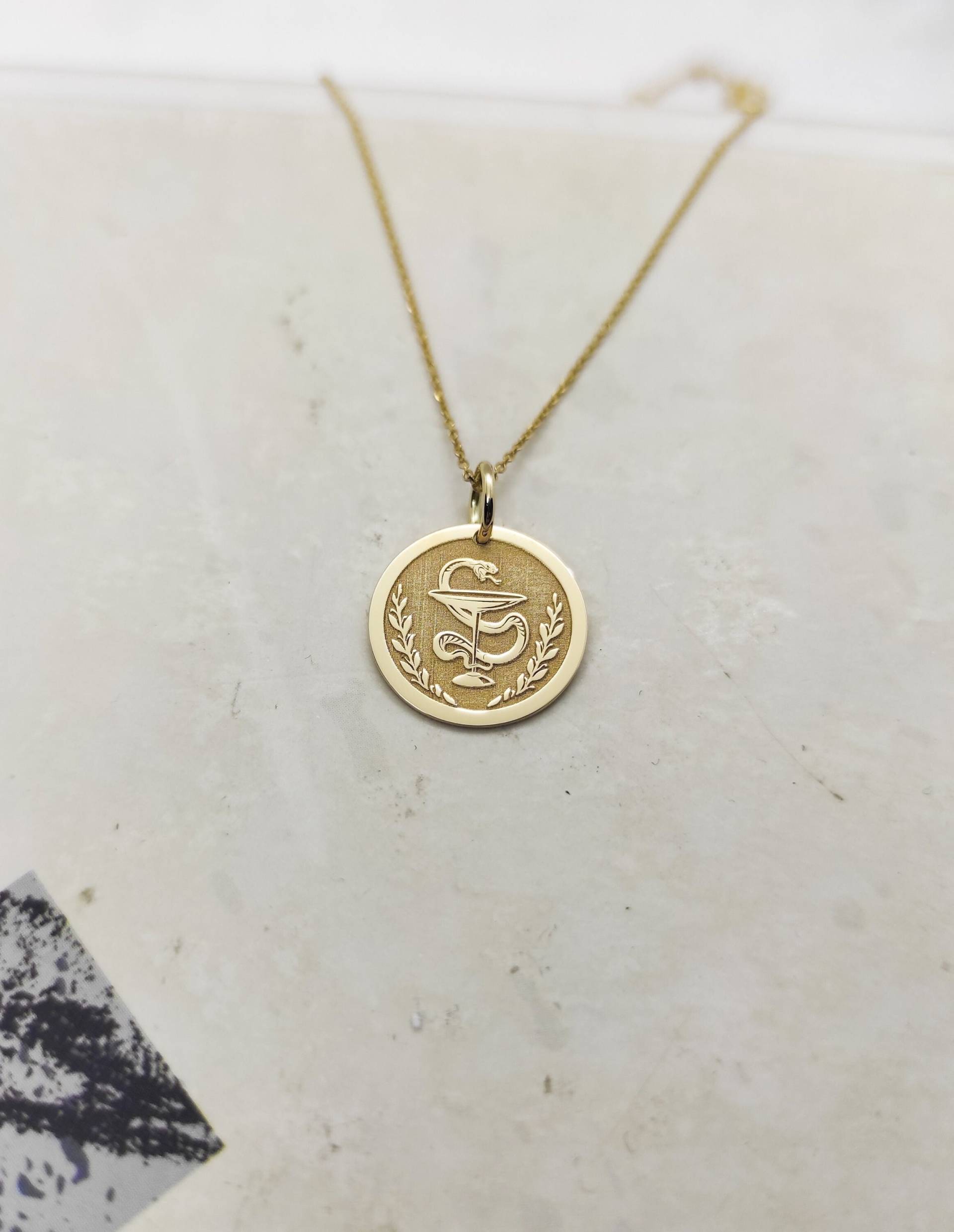 Gold Apotheker Halskette, 14K Solid Anhänger, Graduierte Mediziner Geschenk, Abschlussgeschenk Gold Apotheker Halskette, 14K Solid Anhänger, Graduierte Mediziner Geschenk, Abschlussgeschenk von SolutionJewelry