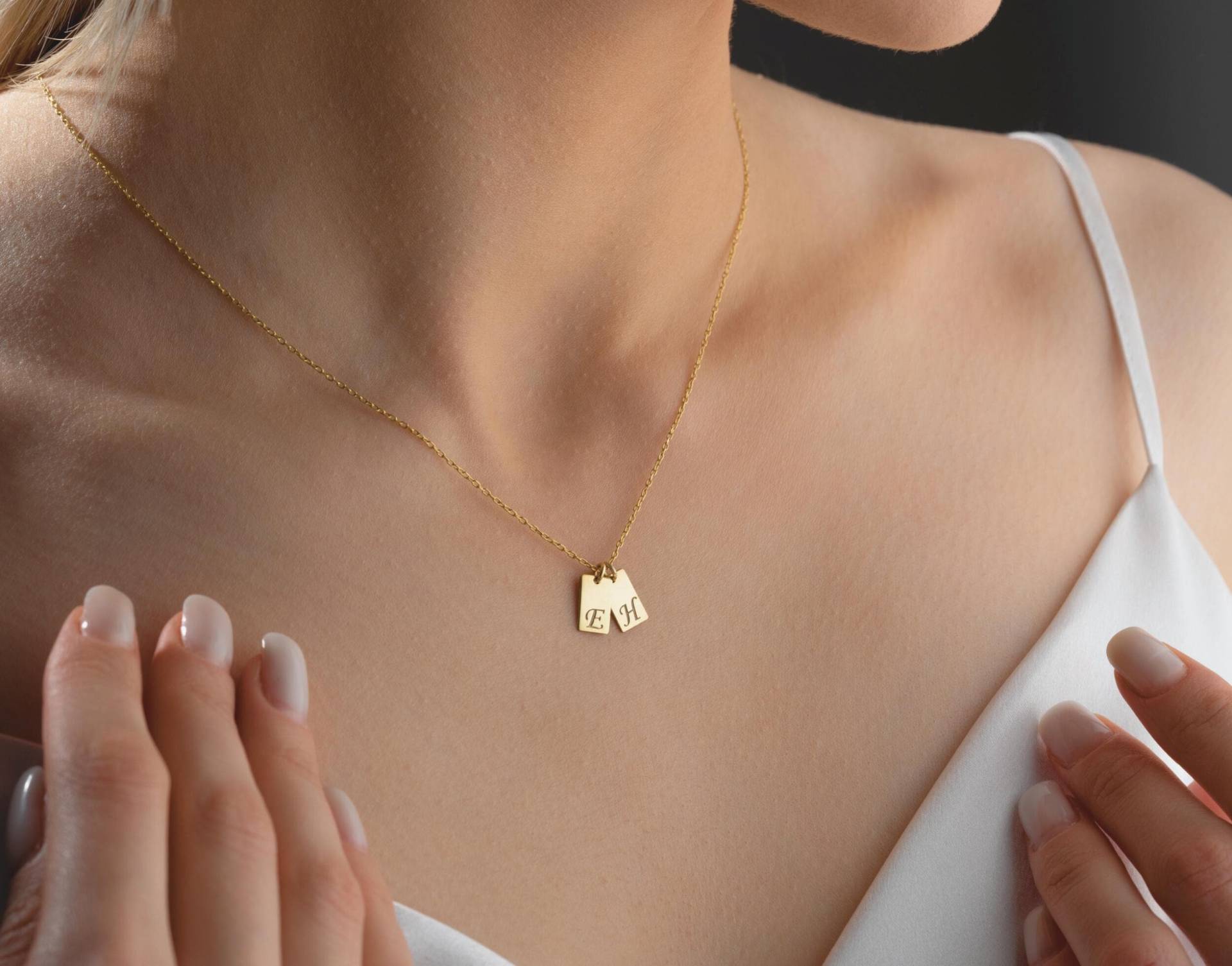 Tiny Initial Necklace Personalized Letter Disc Sterling Silver Gift For Women Engraved Bar With Delicate Jewelry von SolvJewels