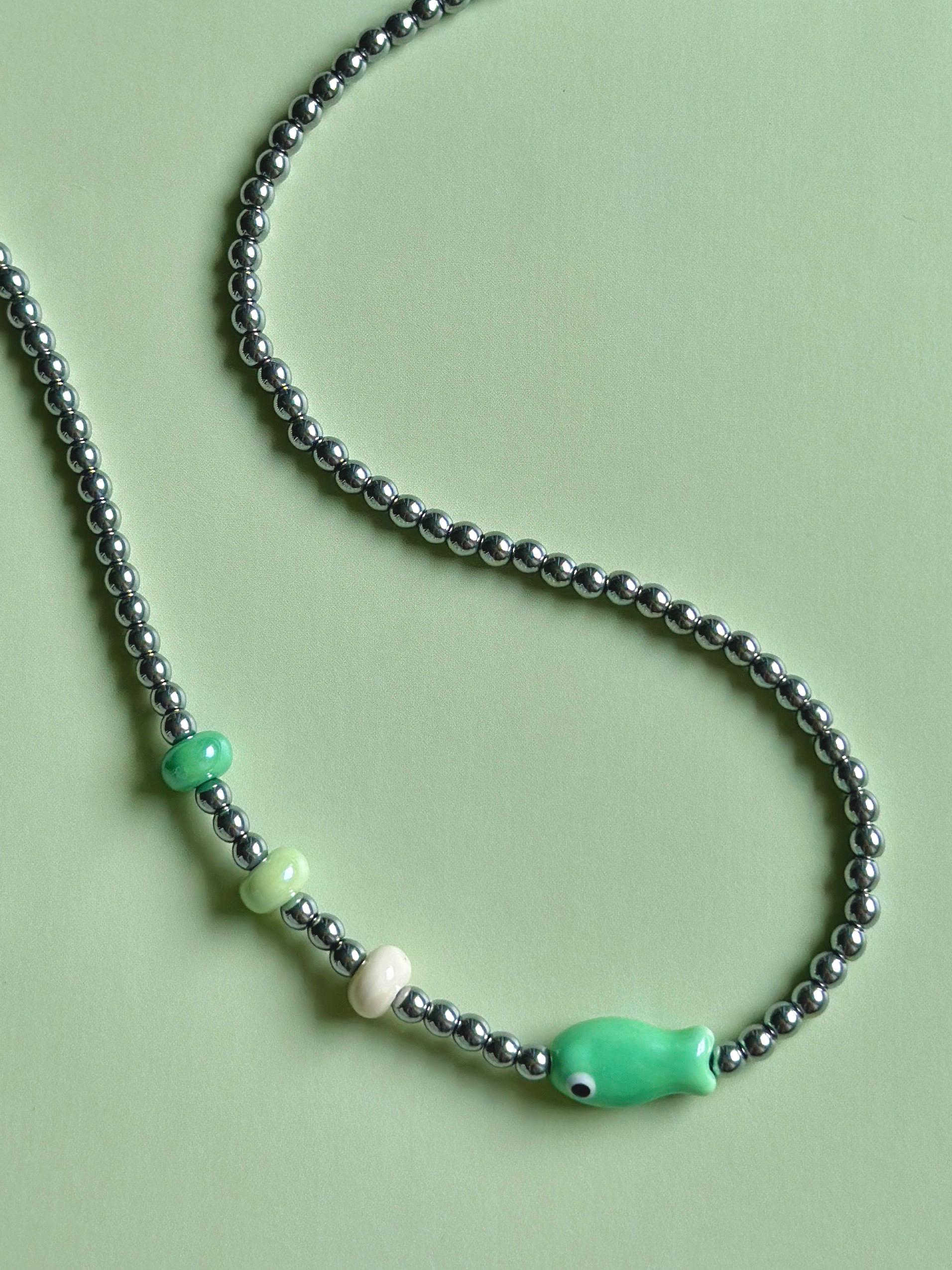 Hämatit Kette, Keramikfisch & Bunte Perlen - Handgemachter Verspielter Y2K Schmuck, Geschenkidee, Halskette | Statement 2025 Trend |Unikat von SolvyJewelry