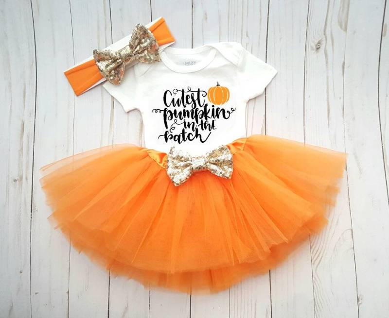 Baby-Mädchen Halloween Tutu Kürbis Patch Outfit, Hallo Kürbis, Hokus Pokus, Boo-Tiful 1. Outfit Let's Go Ghouls Mädchen Baby-Mädchen Halloween Tutu Kürbis Patch Outfit, Hallo Kürbis, Hokus Pokus, Boo-Tiful 1. Outfit Let's Go Ghouls Mädchen von SomeBunnyLovesYouCo