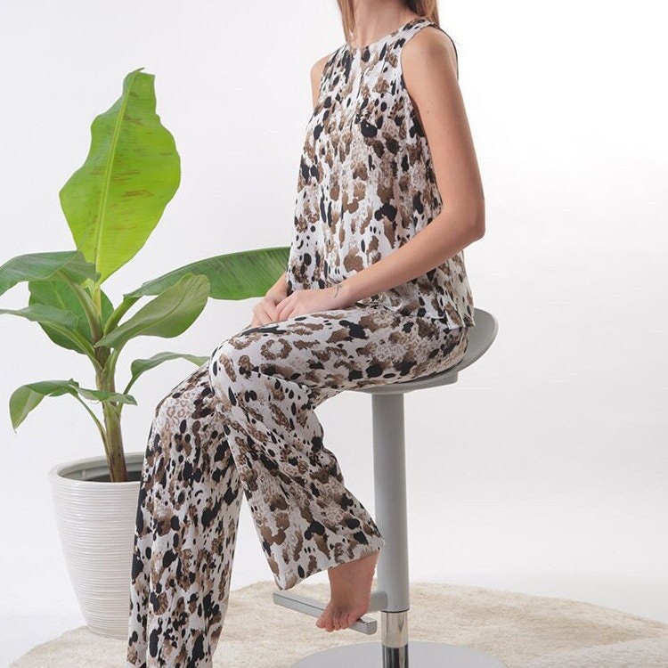 Weiches Loungewear-Frauen-Zweiteiler-Set, Lässiges Lounge-Set, Leopard-Nachtwäsche, Bambus-Viskose-Pyjamas, Adrettes Pjs, Bequemes von SomeMoreDesign