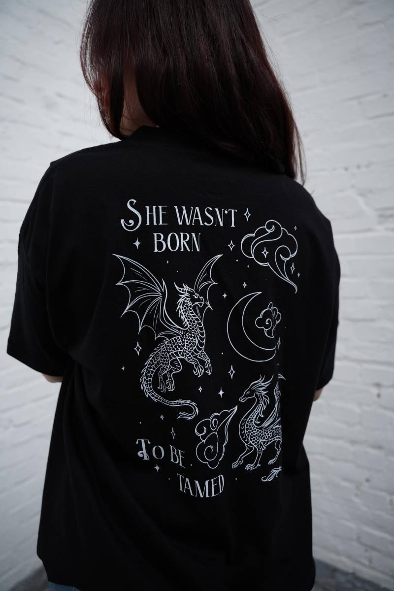 Dragon Oversized T-Shirt - She Wasn't Born To Be Tamed | Bookish Fantasy Shirt Romantasy Vibe Soft Look Verschiedene Größen Erhältlich von SomebooklooksShop