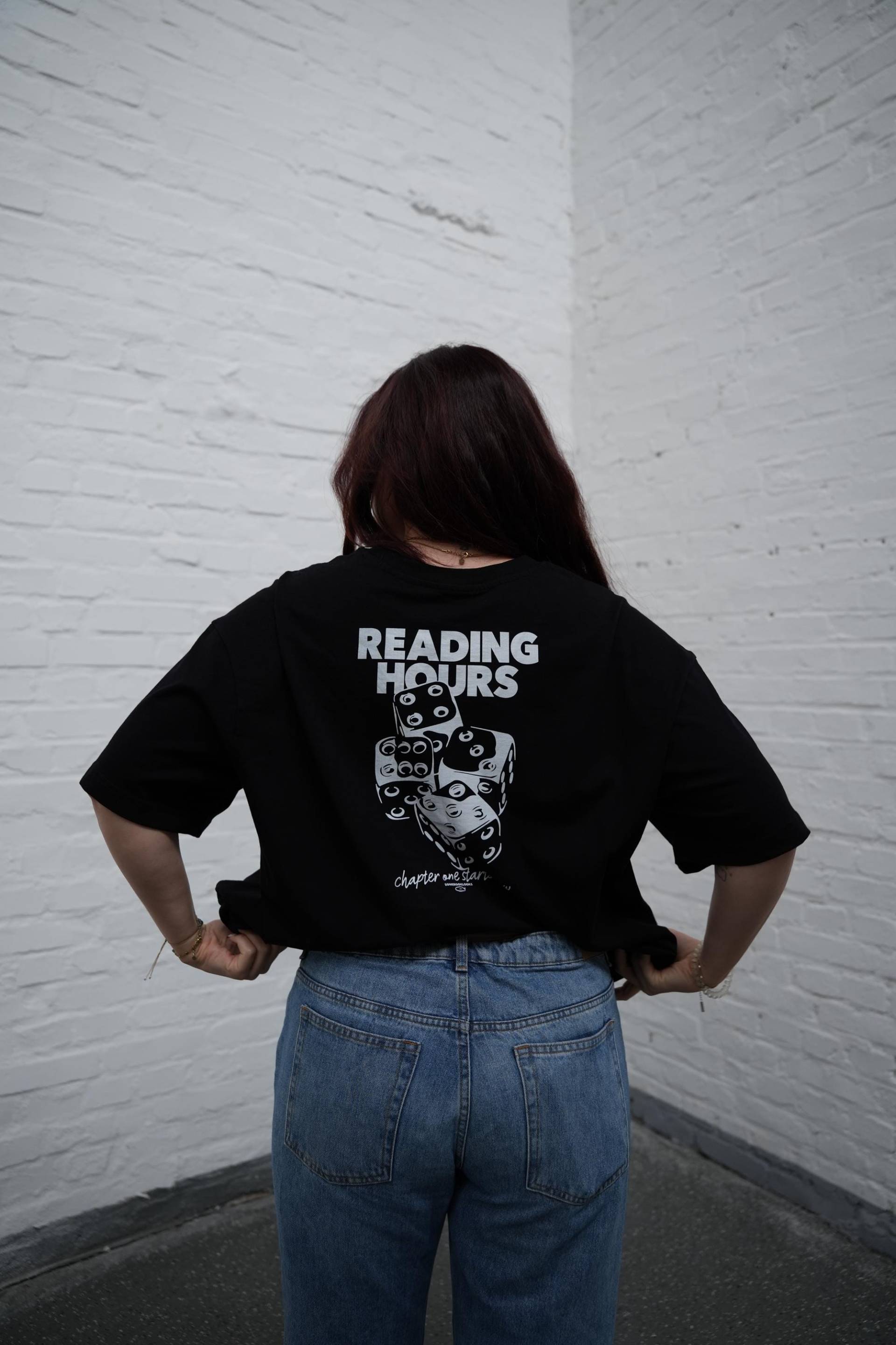 Reading Hours - Oversized Unisex T-Shirt Mit Würfel-Print | Bookish Shirt Fiction Powered Frontprint Verschiedene Größen Erhältlich von SomebooklooksShop