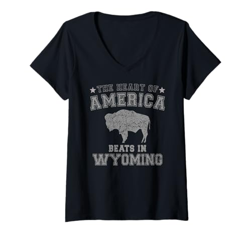 Damen Das Herz Amerikas schlägt in Wyoming, US-Bundesstaat, USA T-Shirt mit V-Ausschnitt Damen Das Herz Amerikas schlägt in Wyoming, US-Bundesstaat, USA T-Shirt mit V-Ausschnitt von Someone Loves Me In US State Of Wyoming