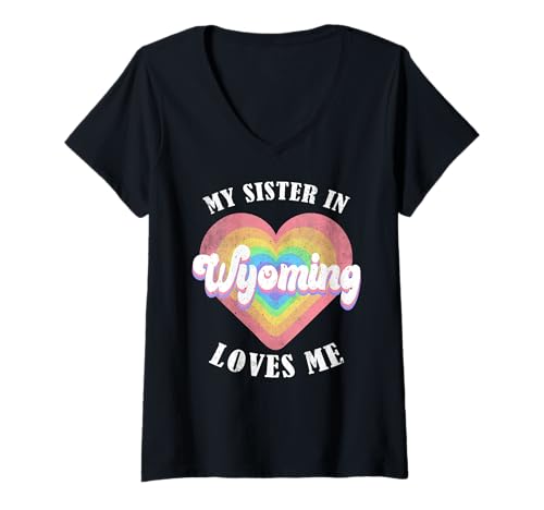 Damen Meine Schwester in Wyoming liebt Mich Heart Retro Groovy USA T-Shirt mit V-Ausschnitt Damen Meine Schwester in Wyoming liebt Mich Heart Retro Groovy USA T-Shirt mit V-Ausschnitt von Someone Loves Me In US State Of Wyoming